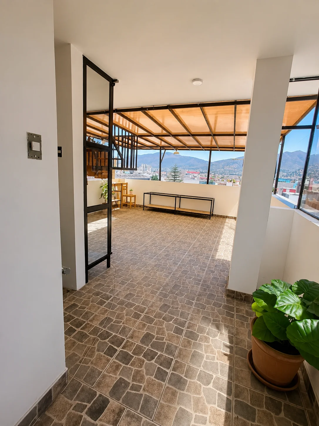 Terraza del sexto piso de La Esquina Suites con vistas a Huánuco